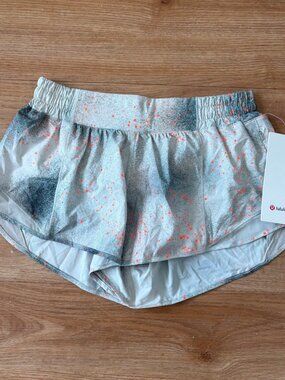 Lululemon Athletic Hotty Hot LR Short 2.5” Reflective Multi Dove NWT Size 8
